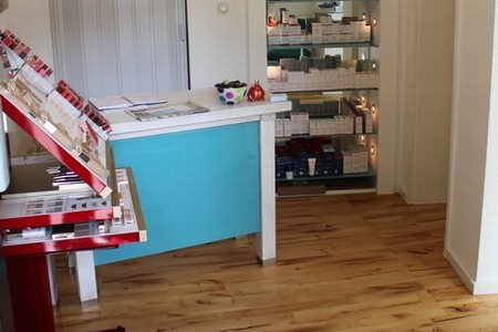 Bild zeigt den Empfangsbereich des Kosmetik  und Fusspflege Studio von Silke Bach mit der Produktauslage der Kosmetikreihe von Clarins.