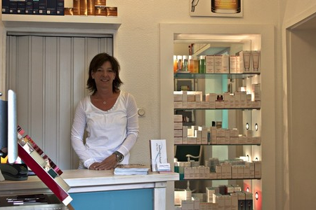 Bild zeigt den Empfangsraum des Kosmetik und Fusspflege Studio mit Silke Bach sowie der der Ausstellung der Kosmetiklinie der Firma Clarins.